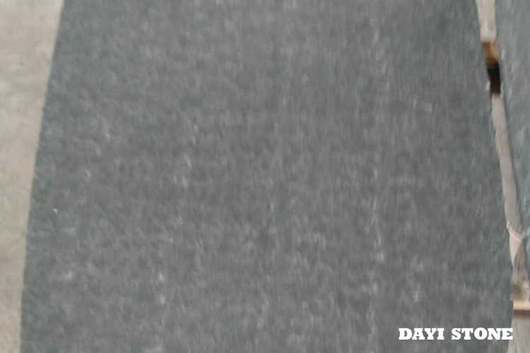 Paving Random flagstone MG-Black Basalt Top Flamed edges natural bottom sawn - Dayi Stone